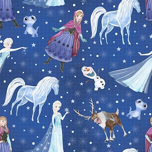 Puede incluir: Un patrón repetitivo sobre un fondo azul oscuro con personajes de dibujos animados, incluyendo una mujer rubia con vestido azul claro, una mujer con trenzas y capa morada, un muñeco de nieve, un reno, un lagarto azul y un caballo blanco.