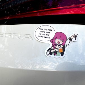 Pu&ograve; includere: Un'auto bianca con la scritta "INTEGRA" sul retro. Un adesivo con un personaggio dei cartoni animati che tiene una birra e delle chiavi &egrave; sul retro dell'auto. L'adesivo dice "Dalla birra alle chiavi all'auto agli alberi".