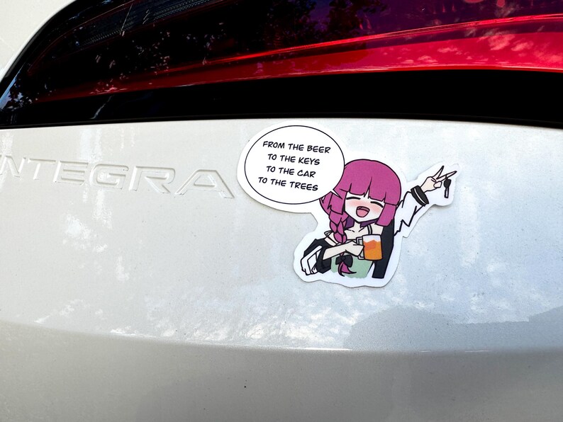 Pu&ograve; includere: Un'auto bianca con la scritta "INTEGRA" sul retro. Un adesivo con un personaggio dei cartoni animati che tiene una birra e delle chiavi &egrave; sul retro dell'auto. L'adesivo dice "Dalla birra alle chiavi all'auto agli alberi".