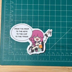 Pu&ograve; includere: Un adesivo con un personaggio dei cartoni animati che tiene una birra e delle chiavi. L'adesivo ha il testo "From the beer to the keys to the car to the trees".