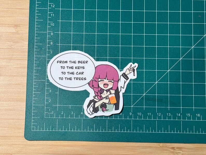 Pu&ograve; includere: Un adesivo con un personaggio dei cartoni animati che tiene una birra e delle chiavi. L'adesivo ha il testo "From the beer to the keys to the car to the trees".