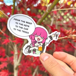 Pu&ograve; includere: Un adesivo con un personaggio dei cartoni animati che tiene una birra con il testo "From the beer to the keys to the car to the trees".