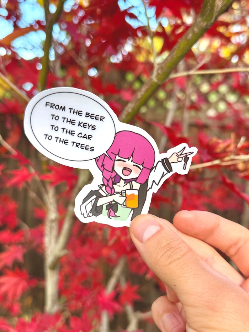 Pu&ograve; includere: Un adesivo con un personaggio dei cartoni animati che tiene una birra con il testo "From the beer to the keys to the car to the trees".