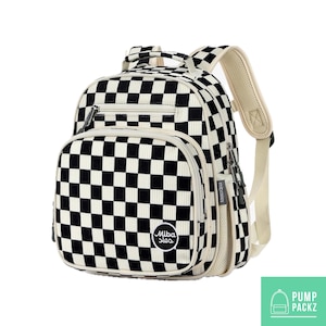 Może przedstawiać: Czarno-biały plecak w szachownicę z przednią kieszenią na zamek i regulowanymi paskami. Plecak ma kremowe wykończenie i małe logo z przodu. Torba ma około 30 cm wysokości i 25 cm szerokości.