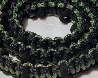 Soporte de pato de goma DUCK WRANGLER de paracord verde militar y negro para jeeps.