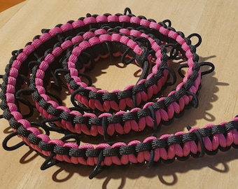 Soporte para patitos de goma Duck Wrangler de paracord rosa y negro para jeeps.