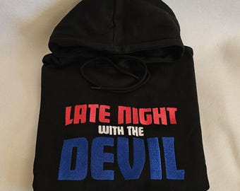 Late Night With The Devil - Bestickter Kapuzenpullover