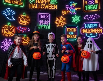 Könnte beinhalten: Kinder in Halloween-Kostümen posieren vor Neon-Schildern mit den Aufschriften "Happy Halloween" und "Trick or Treat". Die Schilder und Dekorationen umfassen Kürbisse, Fledermäuse und Geister. Die Kinder halten Kürbiseimer.