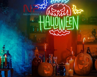 Op de afbeelding: Een neonbord met een groene tekst "Happy Halloween" en een rode pompoen met een griezelig gezicht. Het bord hangt voor een donkere achtergrond met rook en kaarsen.