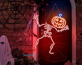 Op de afbeelding: Een neonbord met een skelet dat een jack-o'-lantern vasthoudt. Het skelet is oranje en de pompoen is rood en oranje. Het bord hangt aan een deur met een spinnenweb op de achtergrond.