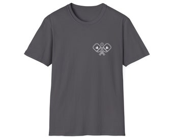 Op de afbeelding: Een antracietkleurig t-shirt met een witte omtrek van twee pickleball-rackets en een bal.