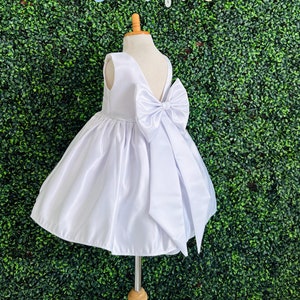 Witte V-rug Satijn Grote Strik Elegante Bruiloft Bloemenmeisje Knielengte Communie Doop Zomer Lente Baby Peuter Meisje Bruidsmeisjesjurk