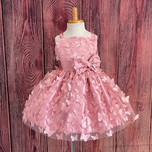 Dusty Rose Longitud de la rodilla Correa de espagueti Niña de las flores Primavera Pascua Verano Chic 3D Mariposa Tul Cumpleaños Moda Infantil Niño pequeño Vestido