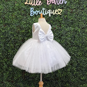 Vestido clásico de moda de princesa para niña de flores, de tul blanco de 4 capas con perlas, espalda en V, largo hasta la rodilla, para boda, comunión, bautismo, verano, Pascua, cumpleaños