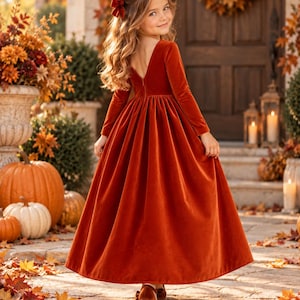 Vestido de daminha de honra em veludo laranja queimado – Manga comprida, decote em V nas costas, ideal para ensaio fotográfico de casamento outonal com tema natalino.