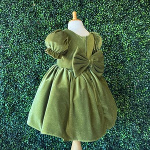 Velours vert olive brillant manches bouffantes grand noeud bambin infantile junior hiver automne vacances de Noël reconstitution historique robe de demoiselle d&#39;honneur fille de mariage