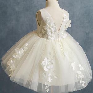 Elfenbein 3D Blumen Stickerei Tüll V-Rücken Klassisch Blumenmädchen Hochzeit Kommunion Taufe Kleinkind Säugling Kleid