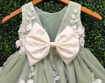 Vestido infantil de comprimento até o joelho em tule acetinado cor sálvia com bordado floral em pérolas e decote em V nas costas.