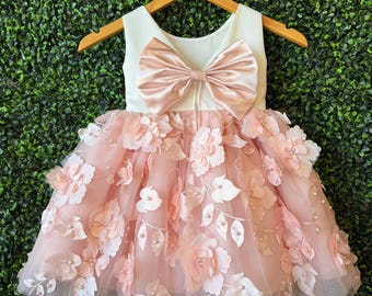 Vestido de dama de honor infantil con escote marfil, flores 3D ruborizadas, espalda en V y largo hasta la rodilla
