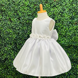 Wit satijn elegante satijnen V-rug grote boog elegante bruiloft bloemenmeisje knielengte communie doop zomer lente baby peuter meisjesjurk