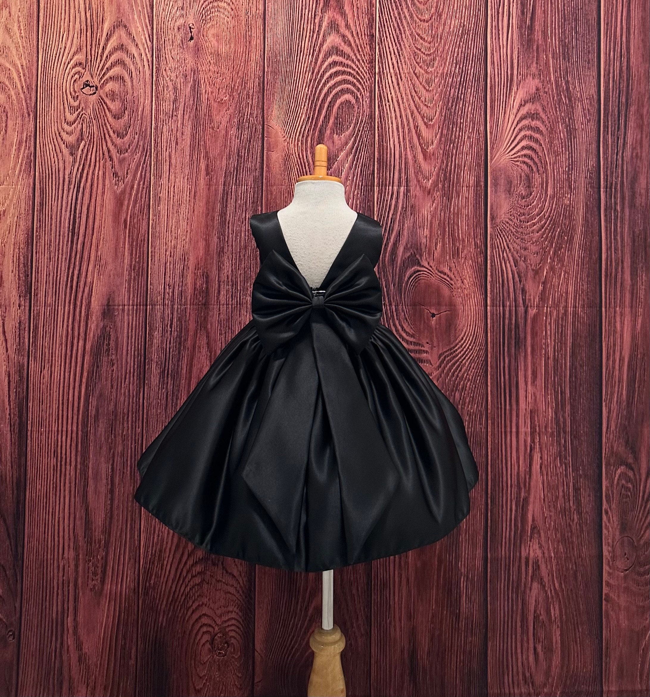 Black Elegant V-back Knee Length Satin Church Wedding Flower