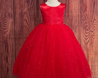 Vestido de tul rojo perlado con escote en V y largo hasta los