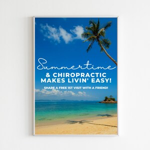 Könnte beinhalten: Ein gerahmtes Poster mit einer tropischen Strandkulisse und dem Text "Summertime & Chiropractic Makes Livin' Easy! Share a free 1st visit with a friend!"