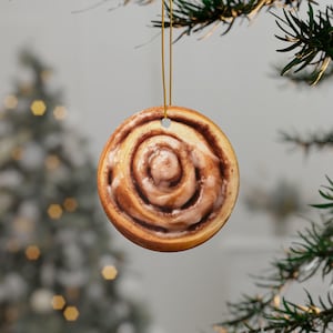Cinnamon Bun Christmas Ornament, Double Sided Holiday Decor for Foodies & Baking Lovers - Christmas Tree Seasonal Decoration - Flat Surface
