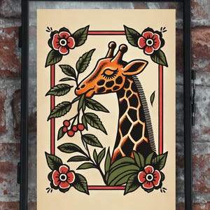 Könnte beinhalten: Eine traditionelle Tattoo-Illustration einer Giraffe, die Blätter von einem Zweig mit roten Beeren frisst. Die Giraffe ist von grünen Blättern und roten Blumen in einem roten und weißen Rahmen umgeben.