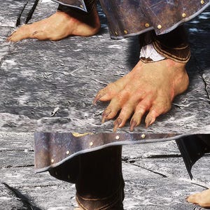 Puede incluir: Primer plano de los pies de una persona, un pie tiene dedos humanos, el otro pie tiene garras largas y afiladas. La persona lleva pantalones azules oscuros con detalles dorados.