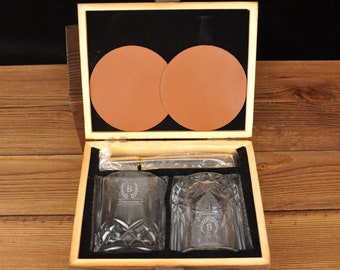 Personalized Whiskey Glasses Set: Vintage Groomsmen Gift with Wood Box