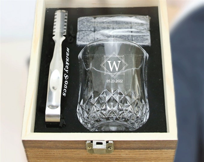 Ensemble de verres à whisky personnalisés avec pierres à whisky dans une boîte en bois personnalisée. Cadeaux pour lui Whisky de Noël avec verre de bourbon Cadeau du meilleur homme