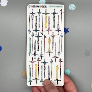 Puede incluir: Una hoja de pegatinas con 27 diseños de espadas fantásticas diferentes. Las espadas están dibujadas en varios colores y estilos, incluyendo azul, rojo, verde, amarillo y morado.