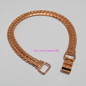 Può includere: Un braccialetto in oro rosa con un design a catena piatta e intrecciata. Il braccialetto presenta una chiusura rettangolare e un anello abbinato per una chiusura sicura. Il testo "SilverjewelGB" è visibile.