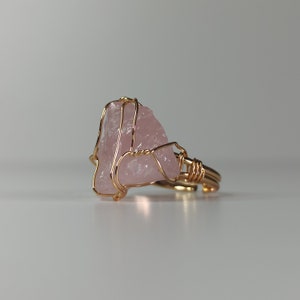 Bague Réglable Eclat Quartz Rose Fait Main, Pierre Brut Semi Précieuse, Bijoux Artisanal Cadeau, Acier Inoxydable pour Femme Couleur Or image 1