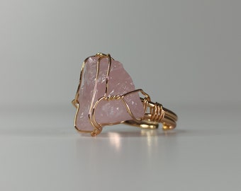 Anillo ajustable con brillo de cuarzo rosa hecho a mano, piedra semipreciosa cruda, regalo de joyería hecho a mano, acero inoxidable para mujer color oro