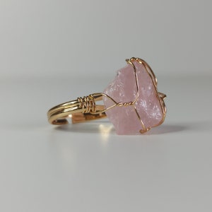 Bague Réglable Eclat Quartz Rose Fait Main, Pierre Brut Semi Précieuse, Bijoux Artisanal Cadeau, Acier Inoxydable pour Femme Couleur Or image 6