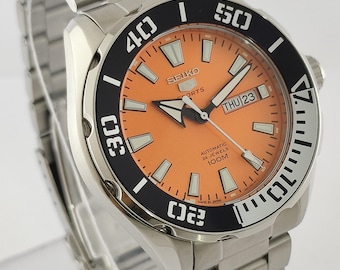 Vintage Seiko 5 Sport Automatik Taucher Herrenuhr: Oranges Ziffernblatt, Day-Date-Anzeige, drehbare Lünette