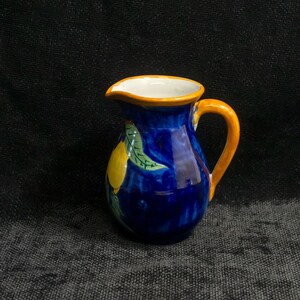 Keramik 750 ml Krug mit Zitronen • Vintage italienischer handbemalter dunkelblauer gelbgrüner Krug. Italien, 1990er Jahre, sehr guter Zustand