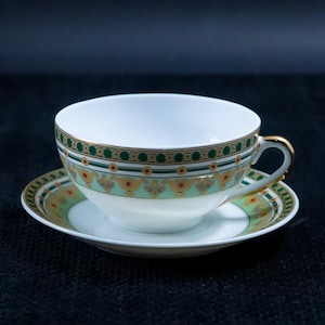 Op de afbeelding: Een set van drie keramische mokken met een gespikkelde, matte afwerking. De mokken zijn in crème, lichtgrijs en donkergrijs. Elke mok heeft een eenvoudig, minimalistisch ontwerp.