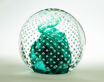 Scottish Vintage Green Glass Briefbeschwerer • Schwere transparente Kugel, grüne abstrakte Figur im Inneren. Wunderschöner Briefbeschwerer in perfektem Zustand