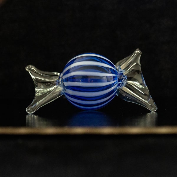 Bonbons aus Muranoglas • Großer Lutscher aus Muranoglas. Mundgeblasenes blaues Glas mit einem weißen Streifen. Venedig, 90er Jahre, in perfektem Zustand