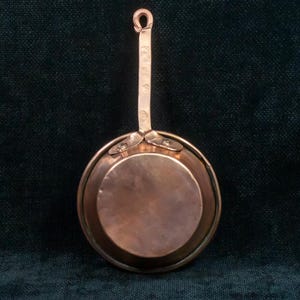 Italian Copper Frying Pan • Vintage 16 cm copper pan with long copper handle. Can be hanging. Very artisanal. Tin lining inside. Italy 1960s