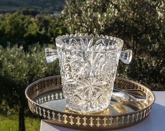 Cubitera de cristal tallado con pinzas. Diseño de estrellas y motivos florales tallados. Artículos de bar italianos vintage.