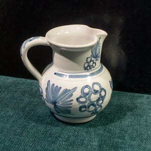 Vintage Brocca aus Keramik • Gebrochen und bemalt mit blauer und weißer Glasur. Brocca perfetta für Küche oder Wein zu servieren