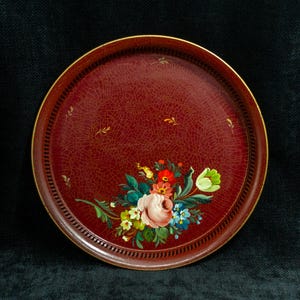 Vassoio rotondo rosso con fiori. Vintage francese, anni &#39;60. Vassoio rotondo rosso in metallo, dipinto a mano con fiori rosa, gialli e blu.