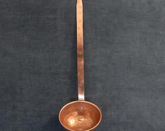 Cucharón italiano de cobre macizo: cuenco martillado, mango largo perforado decorativo