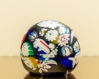 Fermacarte in vetro di Murano Blu-Bianco-Rosso • Fermacarte grande in vetro millefiori, vintage italiano, Venezia, anni '70, condizioni eccellenti