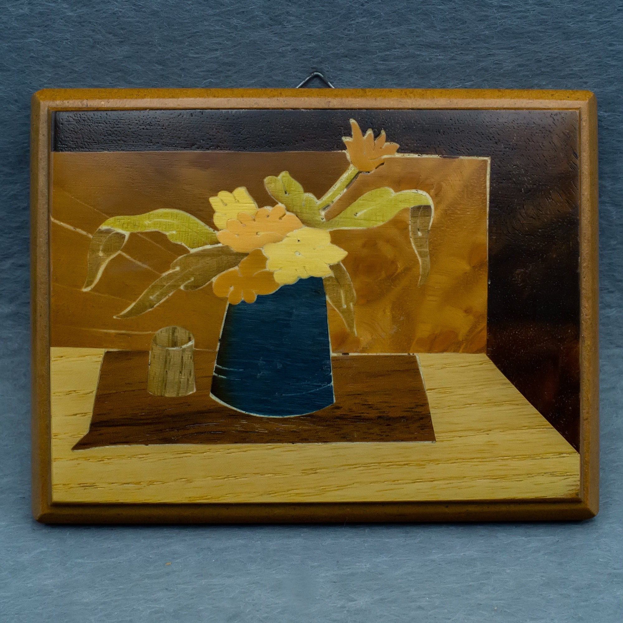 静物画 花瓶と植物 木製フレーム イタリア ヴィンテージ木製モザイク画：青い花瓶のある静物画、1960年代の
