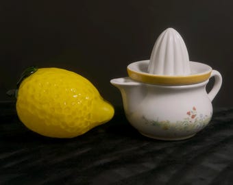 Keramische citruspers. 2-delige set met bloemdessin. Italiaans vintage